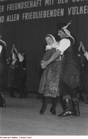 Tanzende Paare in Tracht auf einer Bühne anläßlich einer Feier zum Gedenken an die Völkerschlacht