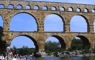 Römischer Aquadukt Pont du Gard : Die historische Brücke Pont du Gard in Südfrankreich, aufgenommen 2001