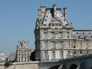 Zwei Seitenflügel des Louvre-Museums, von der Seine gesehen
