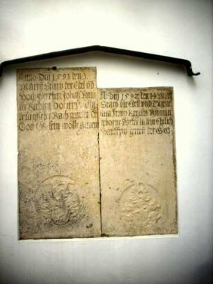Klosterkirche-Grabsteine aus den Jahren 1592 und 1593 mit Laudatio und Wappenkartusche in Hochrelief am Langhaus