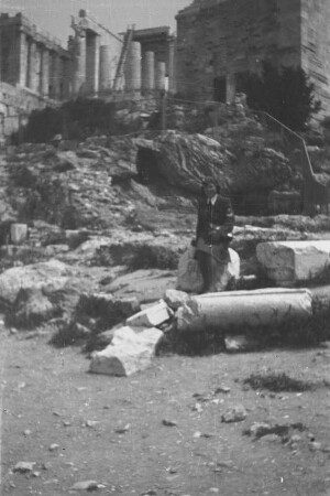 Athen. Akropolis (450ante). Ansicht mit Luftwaffenhelferin gegen Propyläen