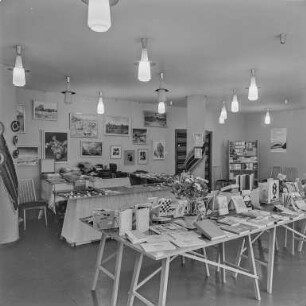 Haus des Buches, polnische Ausstellung : Bautzen. Haus des Buches, Karl-Marx-Straße. Verkaufsausstellung der Volksrepublik Polen vom 01.11.-05.11.1965. Blick in den Verkaufsraum