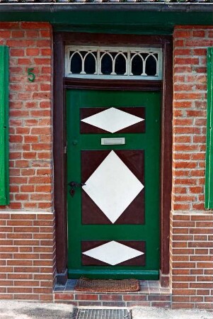 Kirchsteig 5: traufständiges Wohnhaus: Straßenfront, Teilansicht: Eingangstür mit Oberlicht