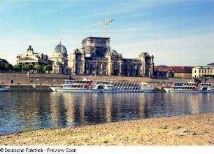 Hochschule für Bildende Künste : Blick vom Neustädter Ufer über die Elbe gegen Brühlsche Terrasse mit Gebäuden des Sächsischen Kunstvereins und der Hochschule für Bildende Künste mit der eingerüsteten Frauenkirche im Hintergrund, im Vordergrund die Schiffe "Gräfin Cosel" und "August der Starke"