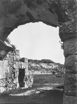 Am Amphitheater : Blick durch einen Torbogen am Amphitheater