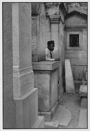 Paris. Wachschutz einer Gedenkstätte, vermutlich der Friedhof Pére Lachaise