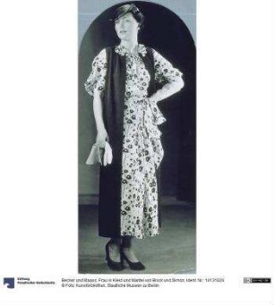 Frau in Kleid und Mantel von Block und Simon