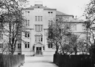 Coswig, Hauptstraße 8. Coswiger Schule (Grundschule) (1905; letzter Erweiterungsbau 1928). Hauptfassade