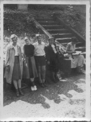 Gruppenbild mit Etha Richter (vielleicht mit Zeichenschülern und -schülerinnen der Bildhauerin)