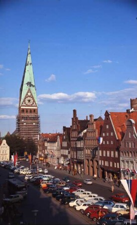 Johannis Kirche, Lüneburg : Lüneburg. Platz Am Sande mit historischen Backsteinhäusern und Kirche St. Johannis