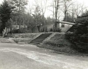 Dresden-Neustadt, Kannenhenkelweg. Nordfriedhof (Garnisonsfriedhof) (1902 angelegt). Aufgang zur Denkmalsanlage für die Gefallenen des 1. Weltkrieges (ab 1918)