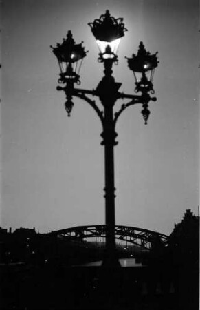 Berlin: Erloschener Kandellaber (Waisenhausbrücke)