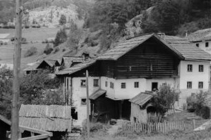 Siedlung : Häuser einer Siedlung im Tal.