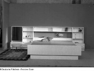 Doppelbett : Schlafzimmermöbel (1972; VEB Südthüringer Möbelwerke Themar). Ansicht mit Anbauwand mit Doppelbett