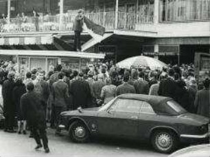 Am Kranzler-Eck in West-Berlin wird die Flagge der Nationalen Front für die Befreiung Südvietnams gehisst (Ostermarsch)
