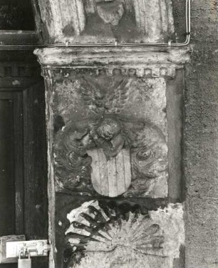 Meißen, Siebeneichener Straße 61?. Wohnhaus mit Stallanbau (ab 1851). Detail vom Sitznischenportal