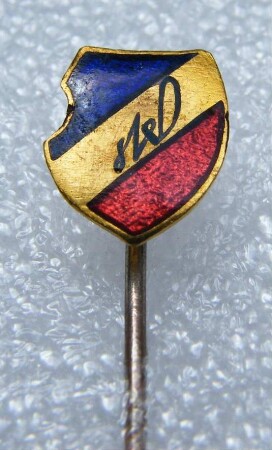 Abzeichen Stenografie (mit langer Nadel) : Sammlung Beinhorn. Abzeichen Stenografie (Aufschrift in unbekannter Stenografie auf blau-gold-rotem Grund, mit langer Nadel; rückseitig: Ed. Scherm Nürnberg). Email, Metall; Maße (ohne Nadel) 11 x 9 mm (um 1921; Ed. Scherm Nürnberg). Dresden: SLUB R c 0281