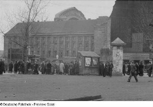 Menschen vor dem Hauptbahnhof