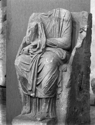 Fragment einer Sitzfigur