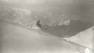 Allgäuer Alpen. Nebelhornhang mit Skiläufer beim Quersprung
