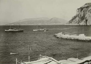 Italien. Insel Capri. Hafen an der Nordküste Marina Grande. Im Hintergrund die Halbinsel von Sorrent