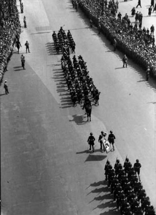 Berlin: Einzug der Luftwaffe durchs Brandenburger Tor, Ausschnitt [mit Teleobjektiv]