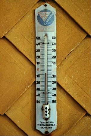 Bahnhof: großes Thermometer der Firma Rieger