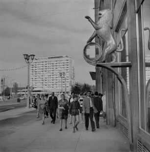 Dresden. Blick entlang der Ernst-Thälmann-Straße mit Löwen-Apotheke Richtung Pirnaischer Platz