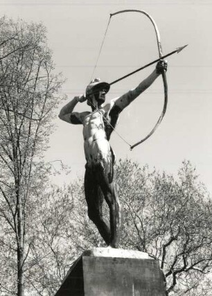 Bogenschütze : Bogenschütze. Bronze auf Sandsteinsockel. (1902 Zweitguß; E. M. Geyger). Dresden-Neustadt, Neustädter Elbufer