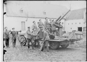 Soldaten mit einem Granatwerfer auf einem Geschützkraftwagen mit Entfernungsmesser