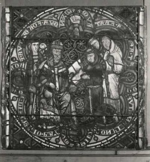 Erfurt. Barfüßerkirche. Chor. Farbige Glasfenster (nach der Restaurierung 1960). Ostfenster, Mittelbahn, Zeile 10: Franziskus erhält vom Papst Honorius III die Bestätigung seiner Regel Zustandsaufnahme: Rückseite (Durchlicht). Gesamtaufnahme, Kreismedaillon mit eingeschriebenem, unregelmäßigem Achtpass, Durchmesser 81 cm, spätromanisch)
