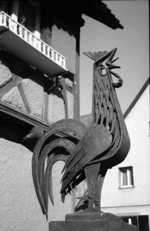 Lörrach, Tumringen: Gockel (Eisen) als Brunnenfigur