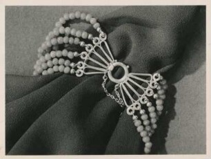 Armband aus Koralle und Goldschließe von Margarete Lohmann-Gruber