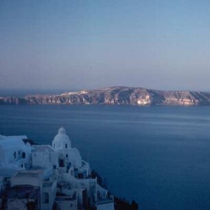 Thera = Santorini. Morgenblick von Firá zum Akrontirion, ag9