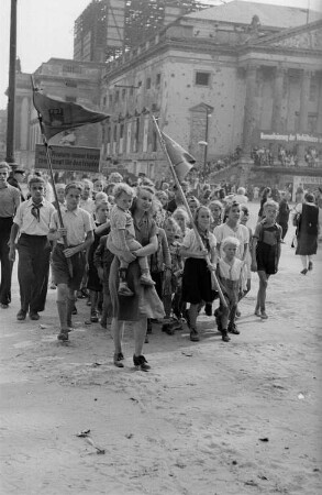 Demonstration auf dem Bebelplatz aus Anlass des Weltfriedenstages : Friedenskundgebung Junger Pioniere, Demonstrationszug Unter den Linden