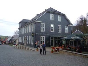 Grossbreitenbach - Gasthaus am Rathaus : Schiefergedecktes Gasthaus, aufgenommen in Grossbreitenbach im Thüringer Wald am 29. April 2012