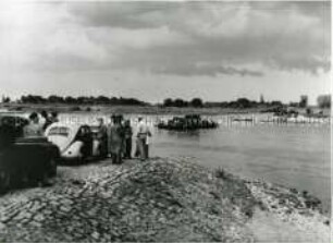 Warten auf die Elbfähre auf der Strecke von Helmstedt nach Berlin wenige Tage vor Beginn der Blockade