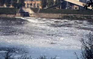 Verschmutzung im Neckar (Schaum), ohne Ort