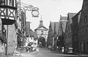 Bechhofen: Hauptstraße mit Stadttor, mit Aushängeschild [Nasenschild Sonne]