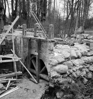 Brücke des Mühlenredder über dem Abfluss des Schlossgrabens: Renovierung: Seitenansicht von Süden: kein Durchfluss: freigelegtes Gewölbe: Gerüst, Arbeiter, Baumaschinen