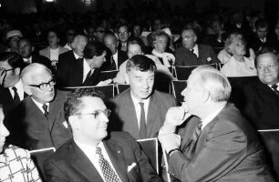 20. Tagung 1970 Chemiker: 1. Reihe: L. Huber, H. Leussink, dahinter: Adolf Butenandt, Richard L. M. Synge, Feodor Lynen
