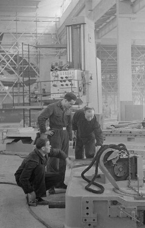 Vorbereitungen zur Frühjahrsmesse 1956, rumänische Arbeiter beim Montieren einer technischen Anlage