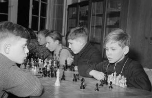 Zentralhaus der Jungen Pioniere : Jungen beim Schach spielen