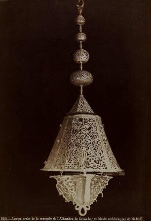 554. Lampe arabe de la mosquée de l`Alhambra de Grenade (au musée archéologique de Madrid)