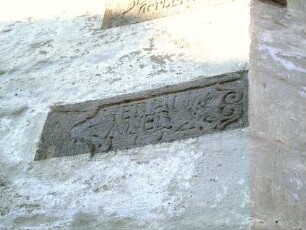 Halsbach-Kirchhofmauer im Südwesten-Westseite-Inschriftstein mit Jahr 1754 anlässlich Renovierung (Bauinschrift)