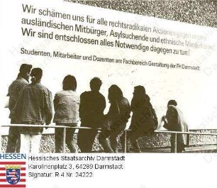 Darmstadt, 1992 Dezember / Demonstration des Fachbereichs Gestaltung der Fachhochschule Darmstadt mit Plakatwand, auf der Lehrende und Studenten der Fakultät durch ihre Unterschrift Solidarität mit Bürgern ausländischer Herkunft und Flüchtlingen bekunden / Gruppenaufnahme vor Plakatwand
