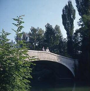 Hansjakob, Gottfried; München - Oberföhring; Isarinsel - Mittlerer Isarkanal, Brücke mit Spaziergängern