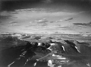 Byrrangagebirge : Luftaufnahme von glazial überformten Gipfeln der Urwanzew-Kette des Byrrangagebirges auf der Taimyrhalbinsel in der Region Krasnojarsk.