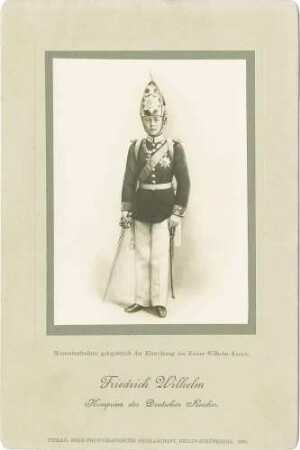 Kronprinz Wilhelm von Preußen als Kind, stehend in Uniform der Garde du Corps, Mütze mit Orden, Brustbild