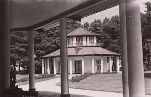 Bad Doberan, Chinesischer Pavillon : Bad Doberan. Chinesischer Pavillon auf dem Kamp. Blick aus dem Säulenumgang des Kleinen Chinesischen Pavillons